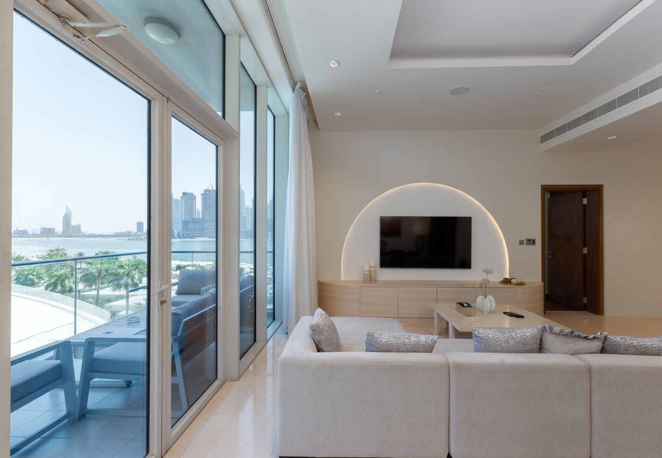 Apartment in Dubai - Prime Palm Jumeirah 3BR w/ Beach Access