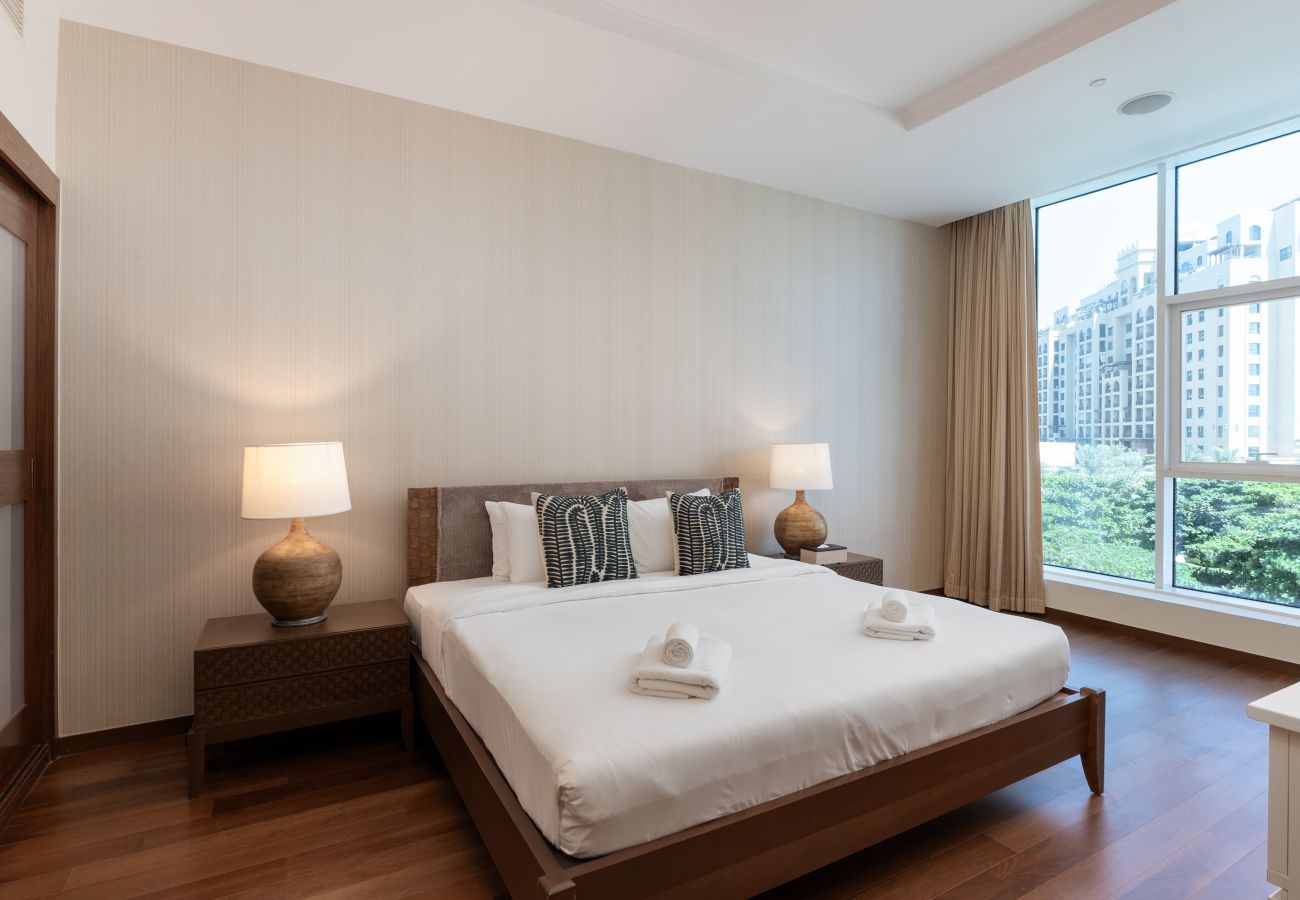 Apartment in Dubai - Prime Palm Jumeirah 3BR w/ Beach Access