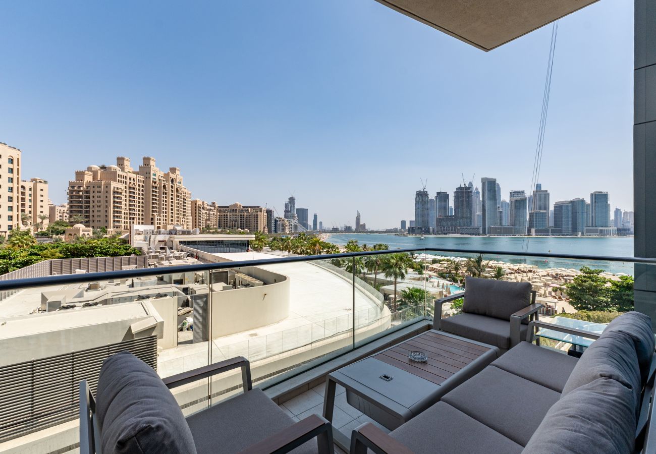 Apartment in Dubai - Prime Palm Jumeirah 3BR w/ Beach Access