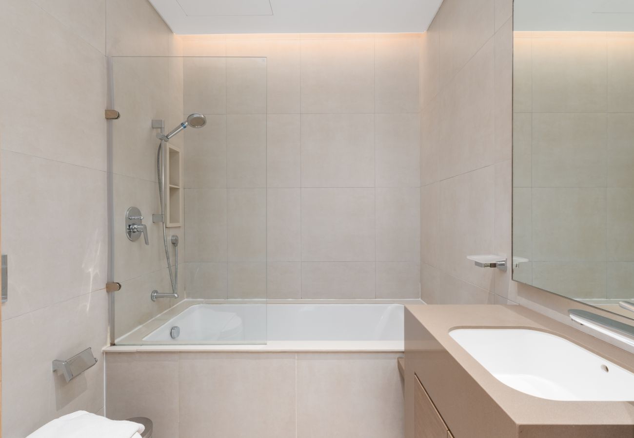 Apartment in Dubai - Modern 1BR w/ Marina View Balcony at Address JBR