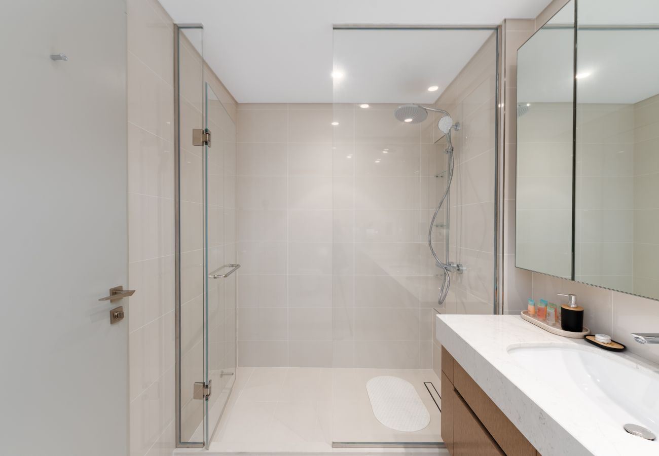 Apartment in Dubai - Chic 2BR w/ Sea Views | Near Marina & JBR