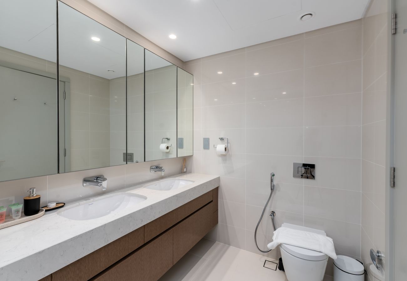 Apartment in Dubai - Chic 2BR w/ Sea Views | Near Marina & JBR