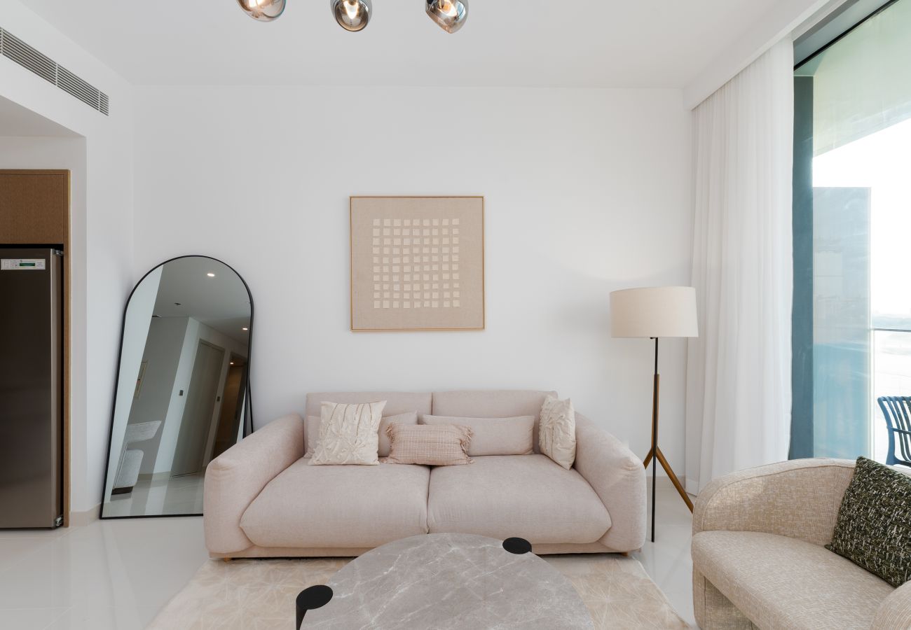 Apartment in Dubai - Chic 2BR w/ Sea Views | Near Marina & JBR