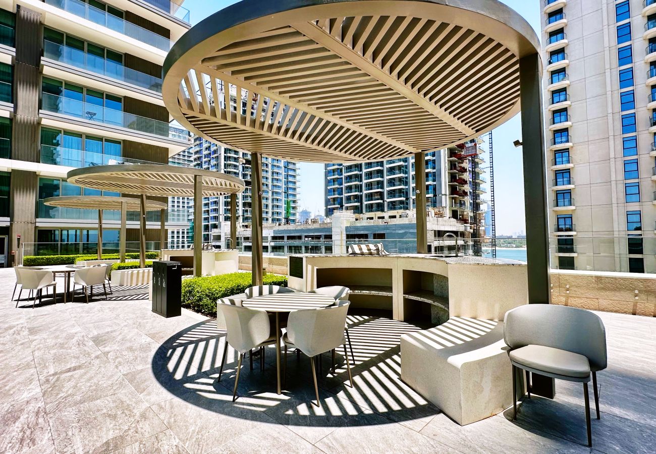 Apartment in Dubai - Chic 2BR w/ Sea Views | Near Marina & JBR
