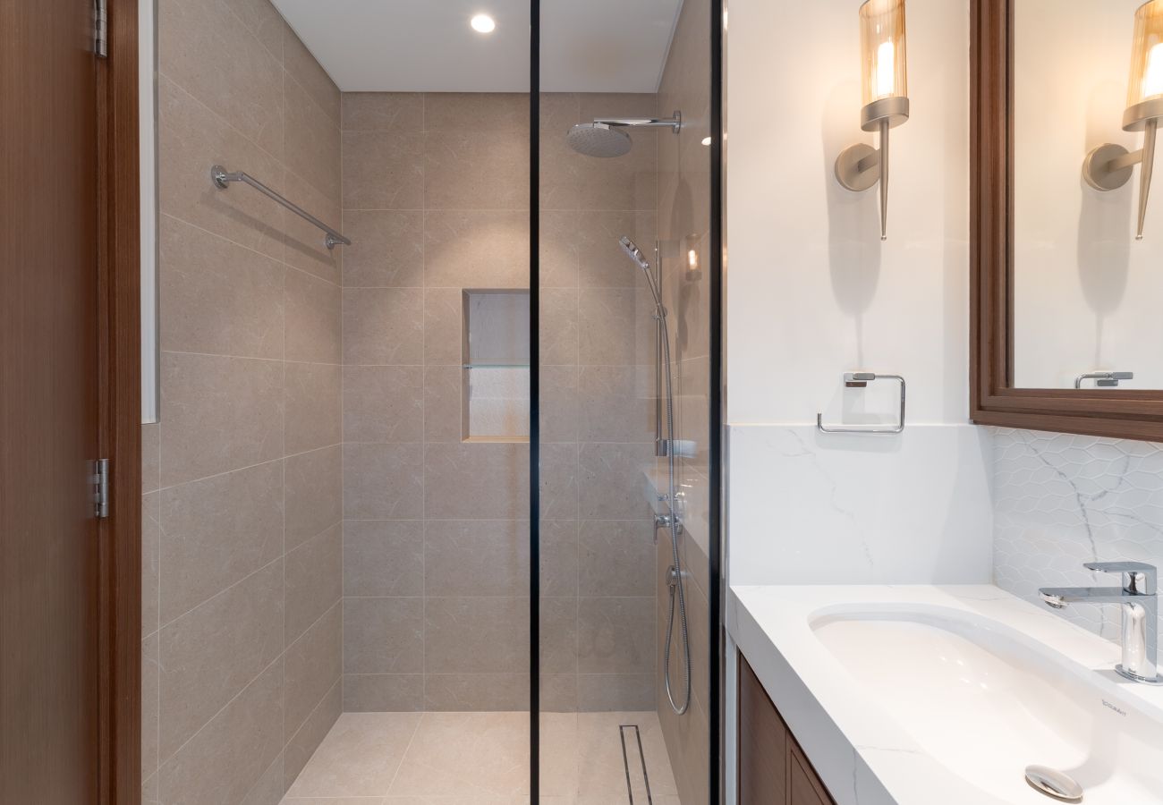 Apartment in Dubai - Exquisite 2BR | Private Beach Access | Near Marina & JBR