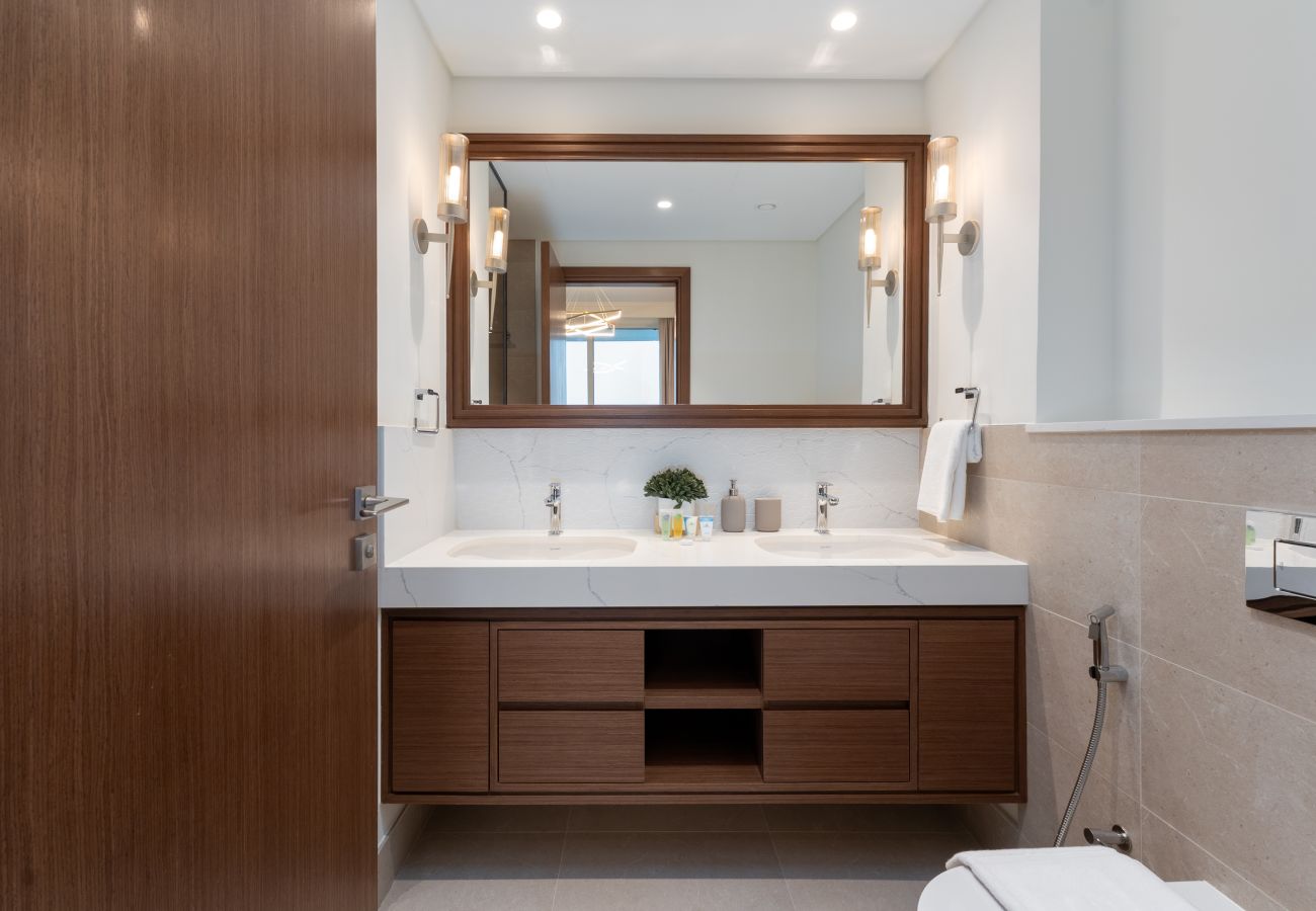 Apartment in Dubai - Exquisite 2BR | Private Beach Access | Near Marina & JBR