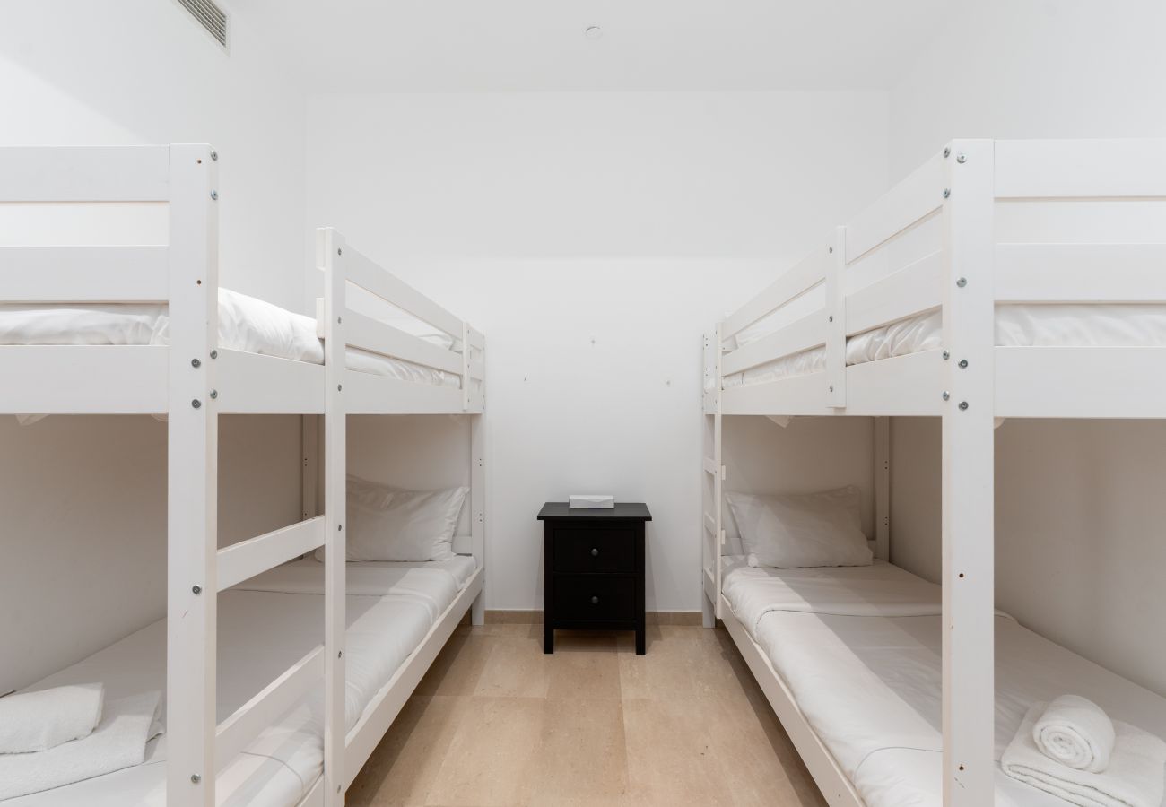 Apartment in Dubai - Grand 3BR Beachfront Living | Palm Jumeirah