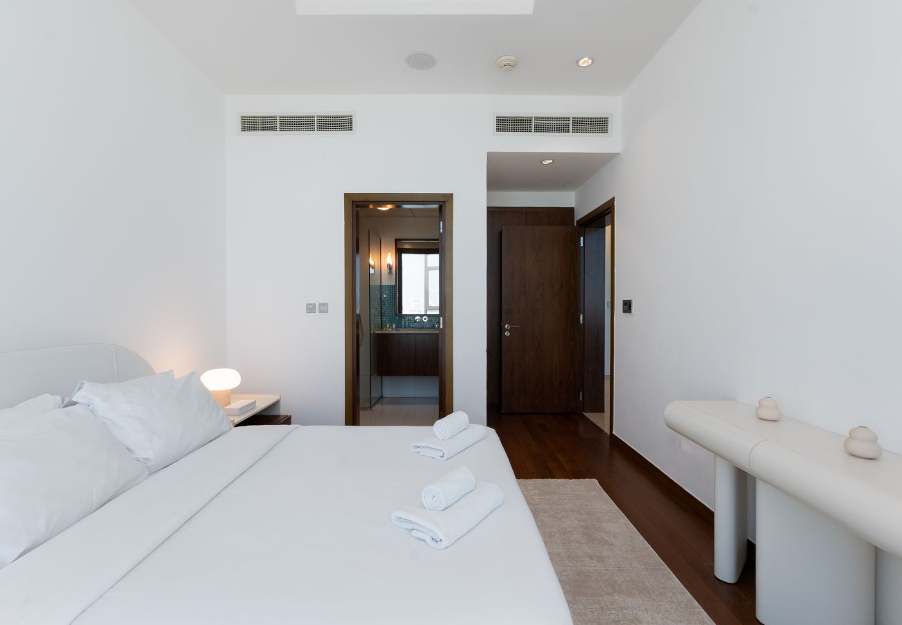 Apartment in Dubai - Grand 3BR Beachfront Living | Palm Jumeirah