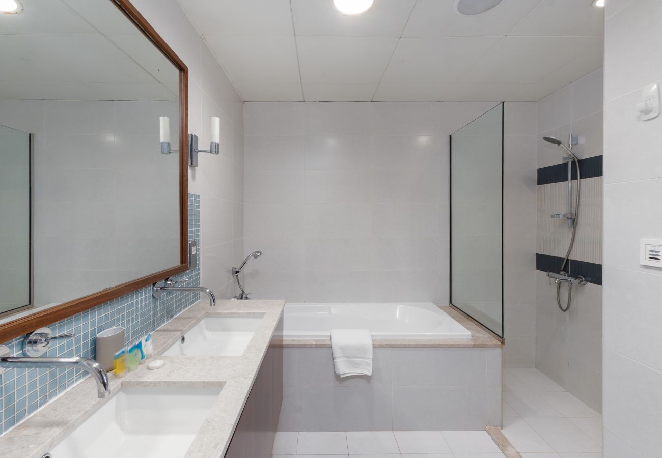 Apartment in Dubai - Grand 3BR Beachfront Living | Palm Jumeirah