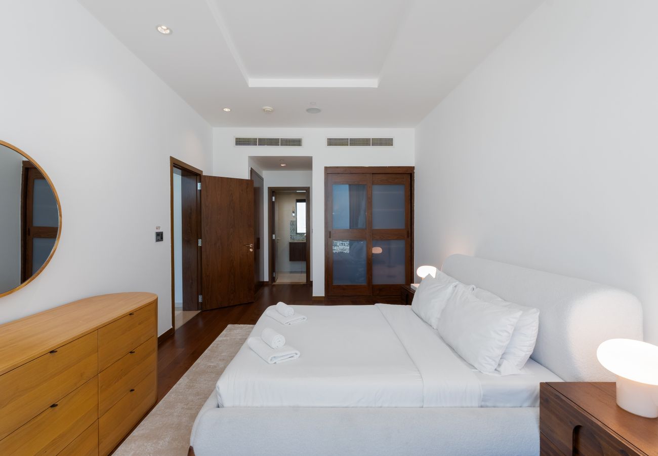 Apartment in Dubai - Grand 3BR Beachfront Living | Palm Jumeirah