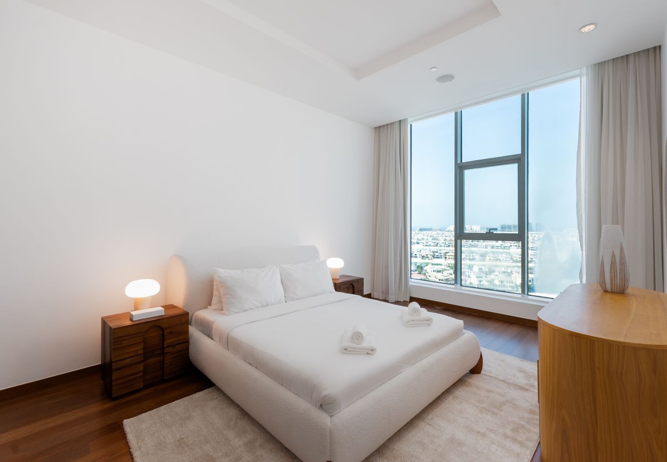 Apartment in Dubai - Grand 3BR Beachfront Living | Palm Jumeirah