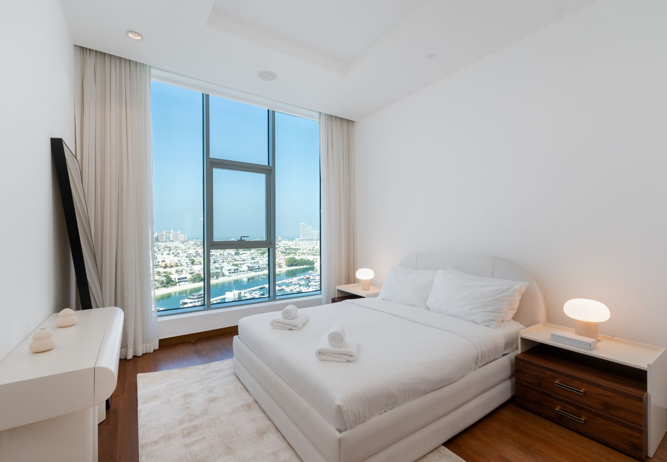 Apartment in Dubai - Grand 3BR Beachfront Living | Palm Jumeirah