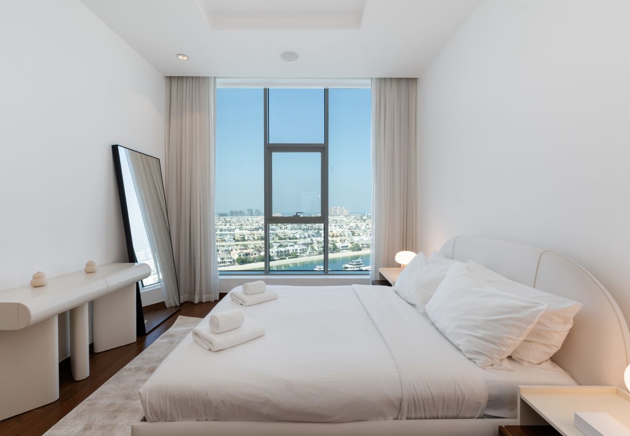 Apartment in Dubai - Grand 3BR Beachfront Living | Palm Jumeirah