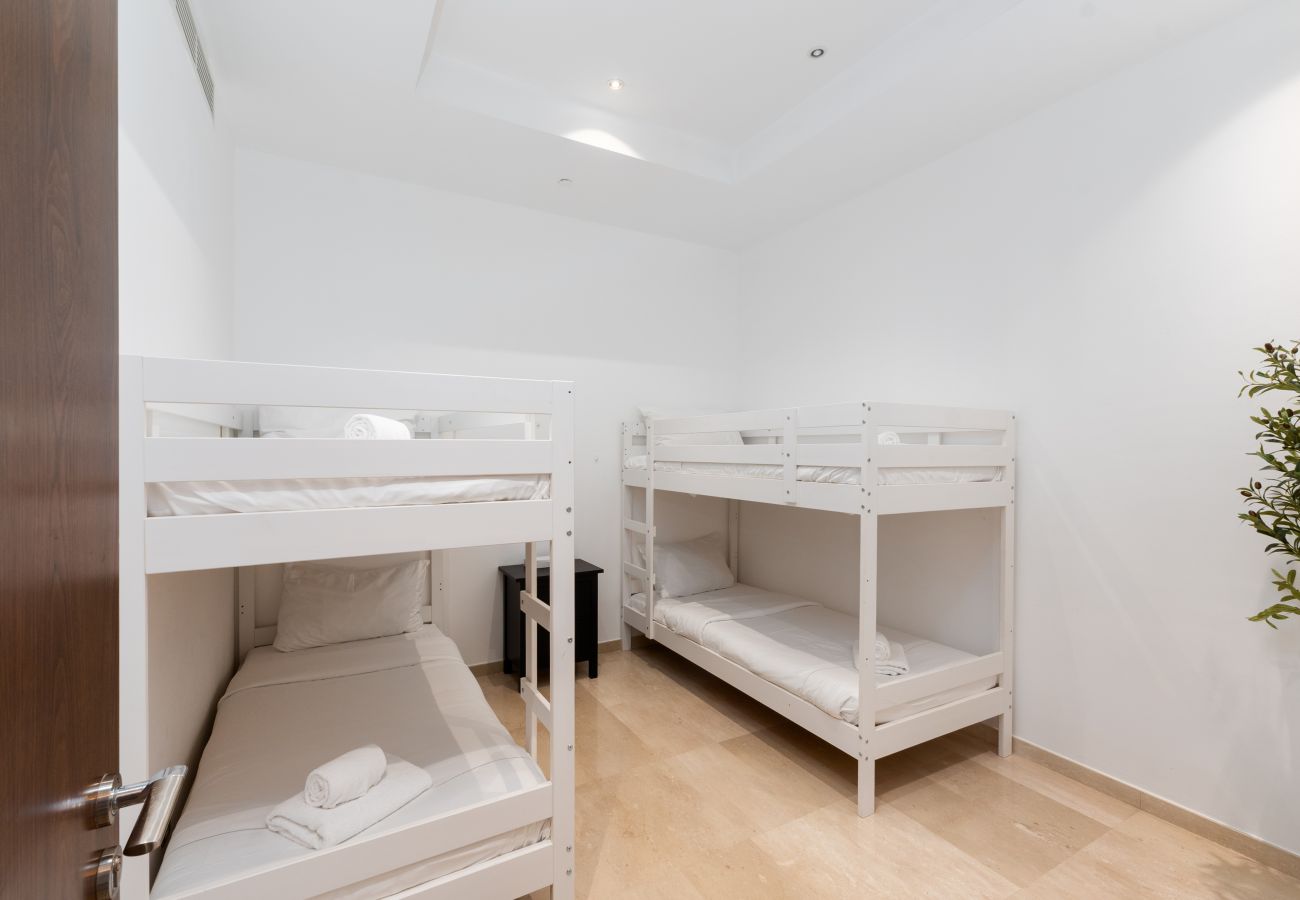 Apartment in Dubai - Grand 3BR Beachfront Living | Palm Jumeirah