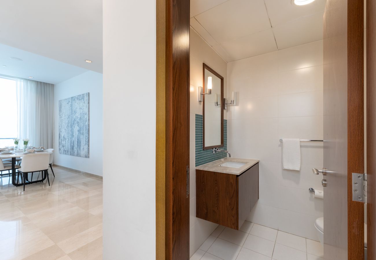 Apartment in Dubai - Grand 3BR Beachfront Living | Palm Jumeirah