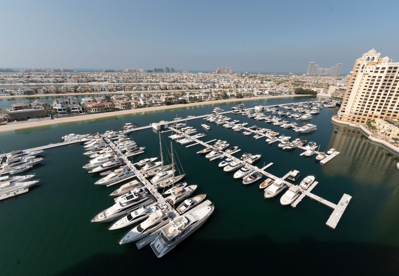 Apartment in Dubai - Grand 3BR Beachfront Living | Palm Jumeirah