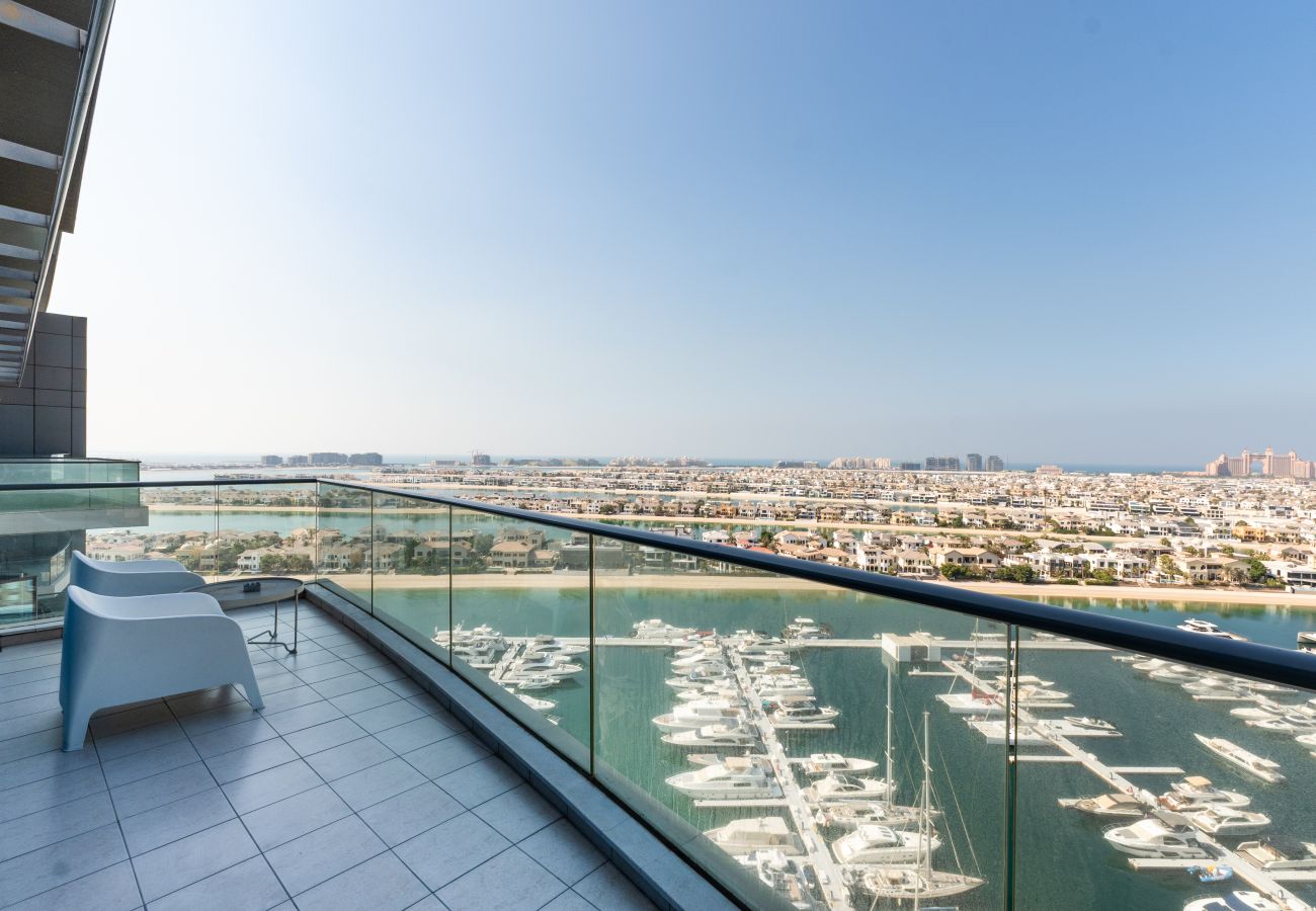 Apartment in Dubai - Grand 3BR Beachfront Living | Palm Jumeirah