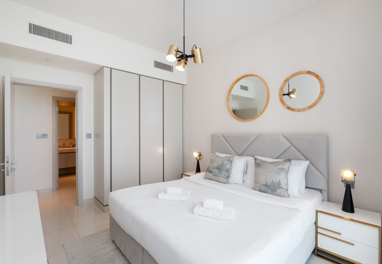 Apartment in Dubai - Sleek 1BR Emaar Beachfront | Near Marina & JBR