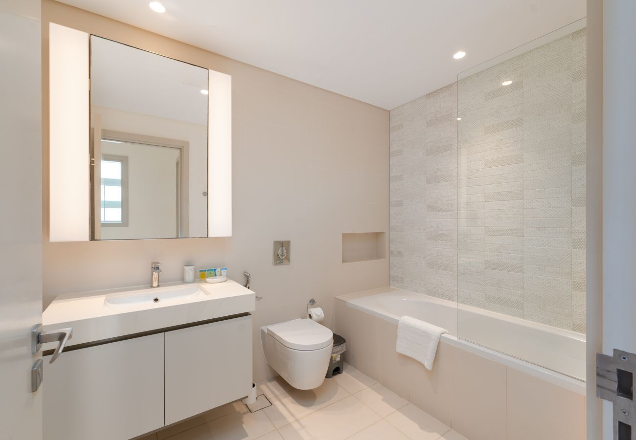 Apartment in Dubai - Sleek 1BR Emaar Beachfront | Near Marina & JBR