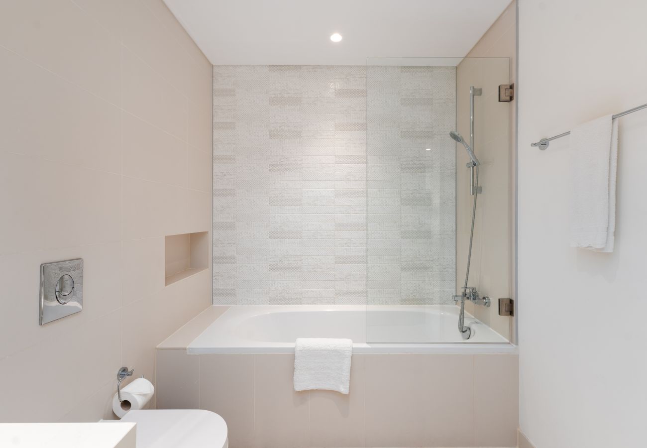 Apartment in Dubai - Sleek 1BR Emaar Beachfront | Near Marina & JBR