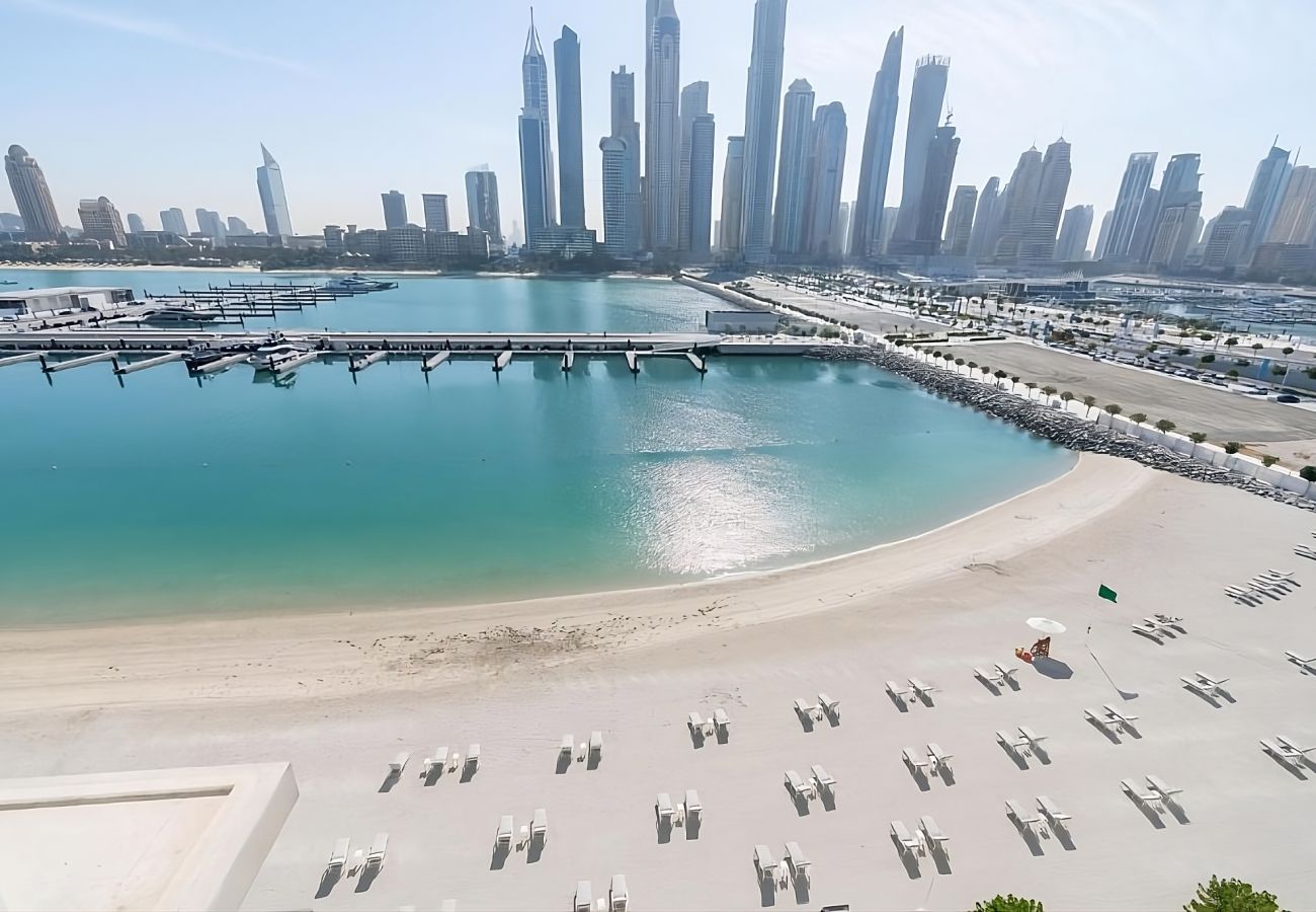 Apartment in Dubai - Sleek 1BR Emaar Beachfront | Near Marina & JBR