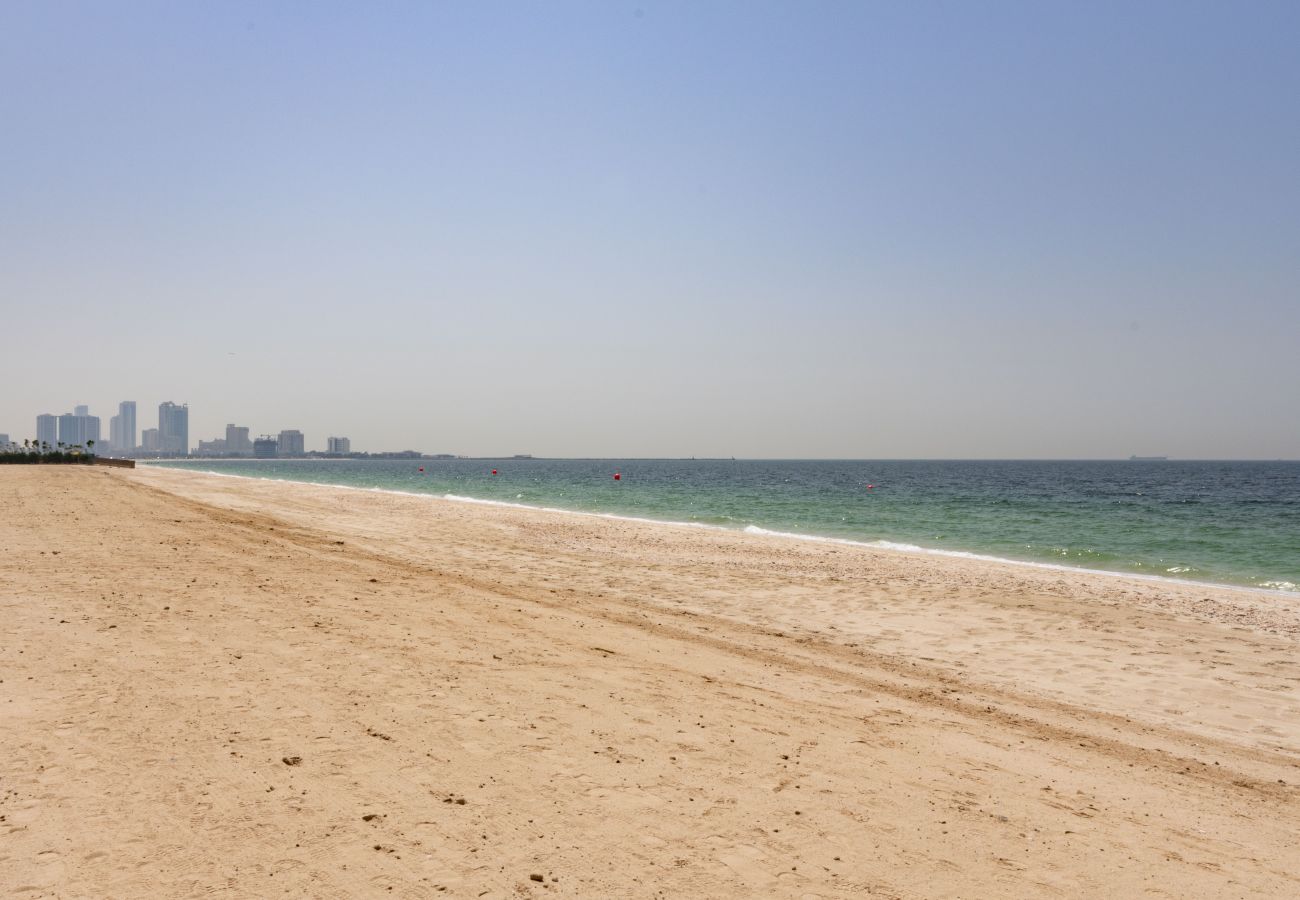 Villa in Ajman - Luxe 4BR Villa | Private Pool & Beach | Al Zorah