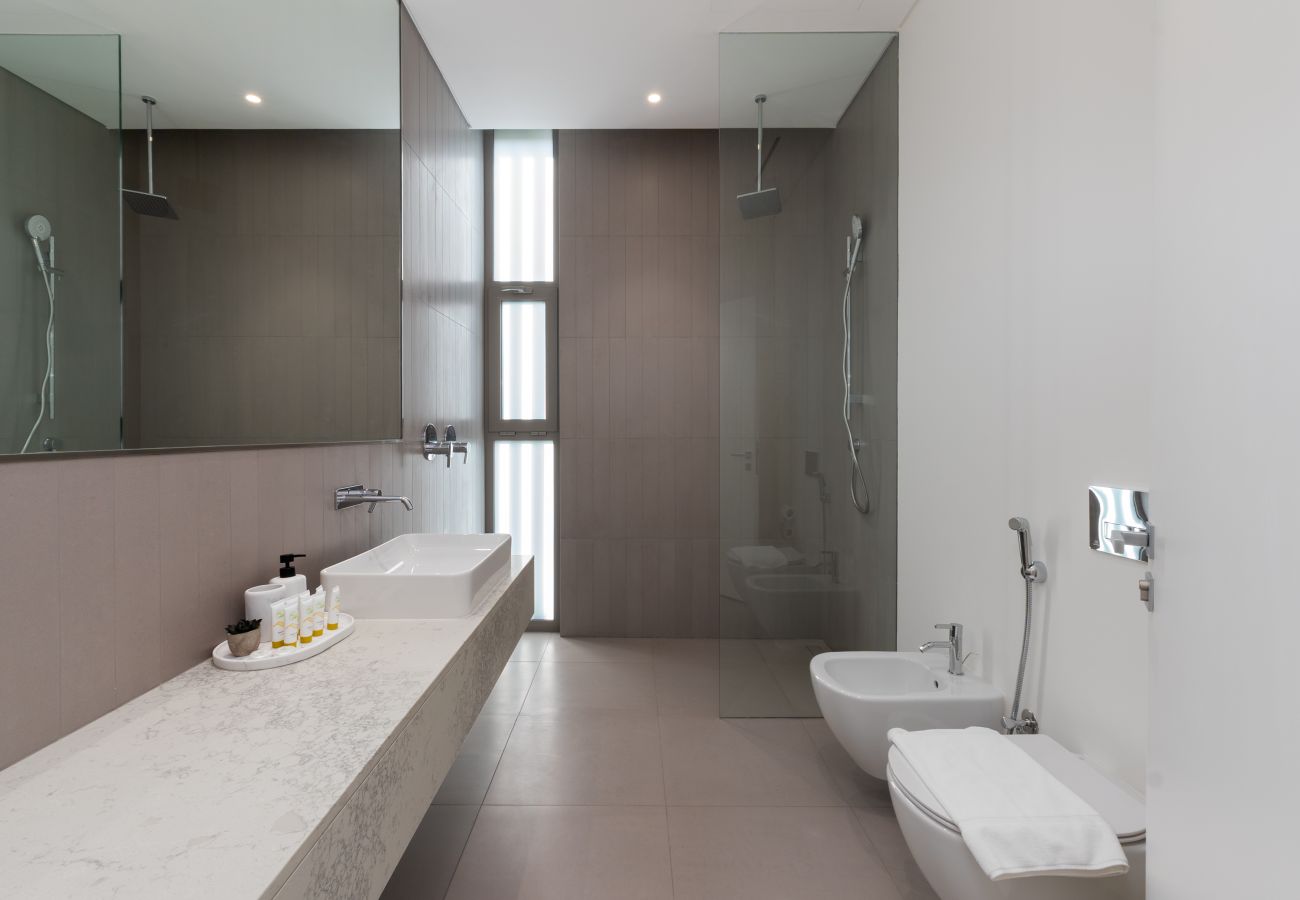 Villa in Ajman - Luxe 4BR Villa | Private Pool & Beach | Al Zorah