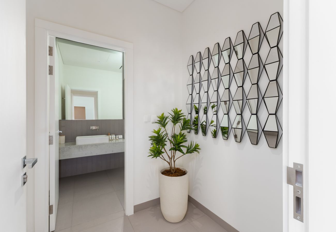 Villa in Ajman - Luxe 4BR Villa | Private Pool & Beach | Al Zorah