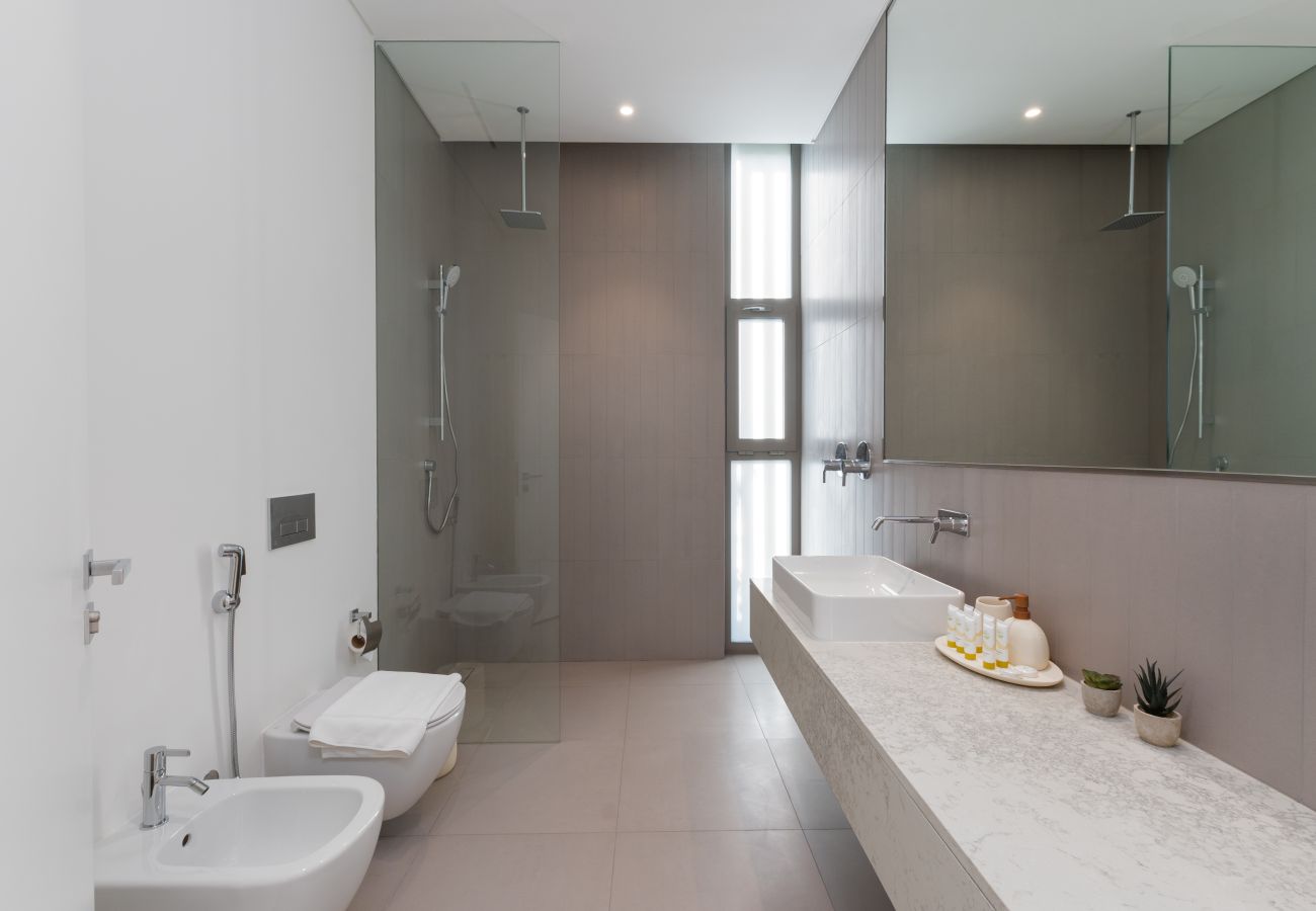 Villa in Ajman - Luxe 4BR Villa | Private Pool & Beach | Al Zorah