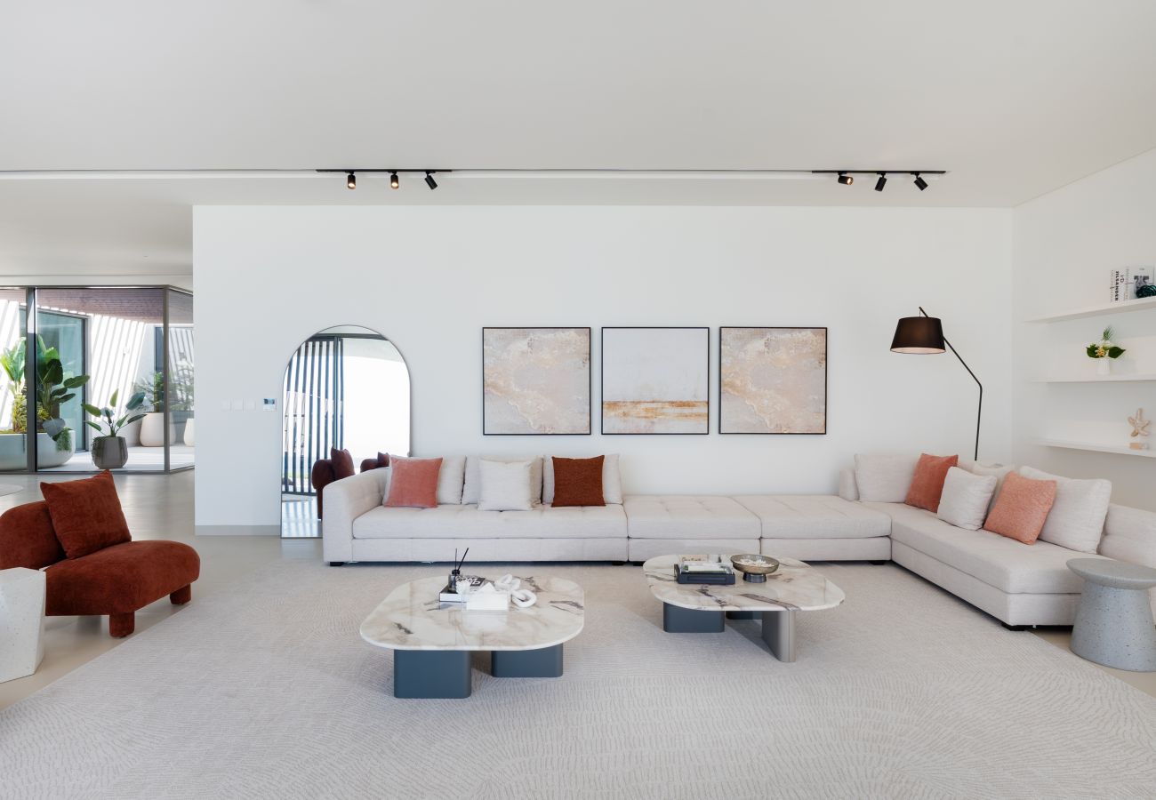 Villa in Ajman - Luxe 4BR Villa | Private Pool & Beach | Al Zorah