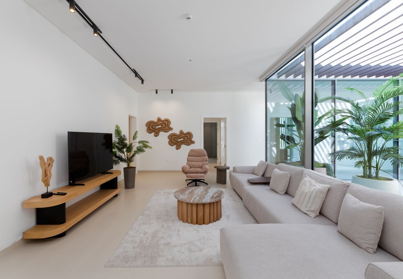 Villa in Ajman - Luxe 4BR Villa | Private Pool & Beach | Al Zorah