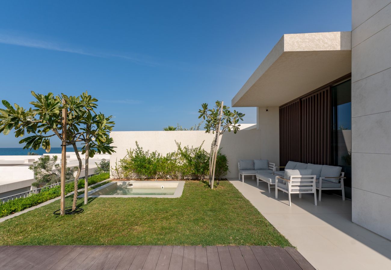Villa in Ajman - Luxe 4BR Villa | Private Pool & Beach | Al Zorah
