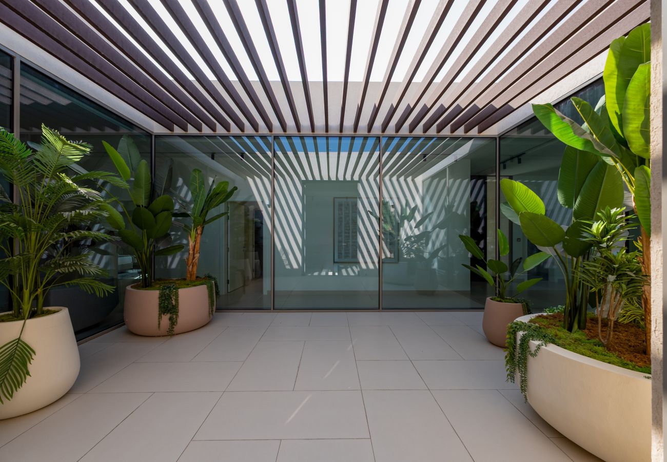 Villa in Ajman - Luxe 4BR Villa | Private Pool & Beach | Al Zorah