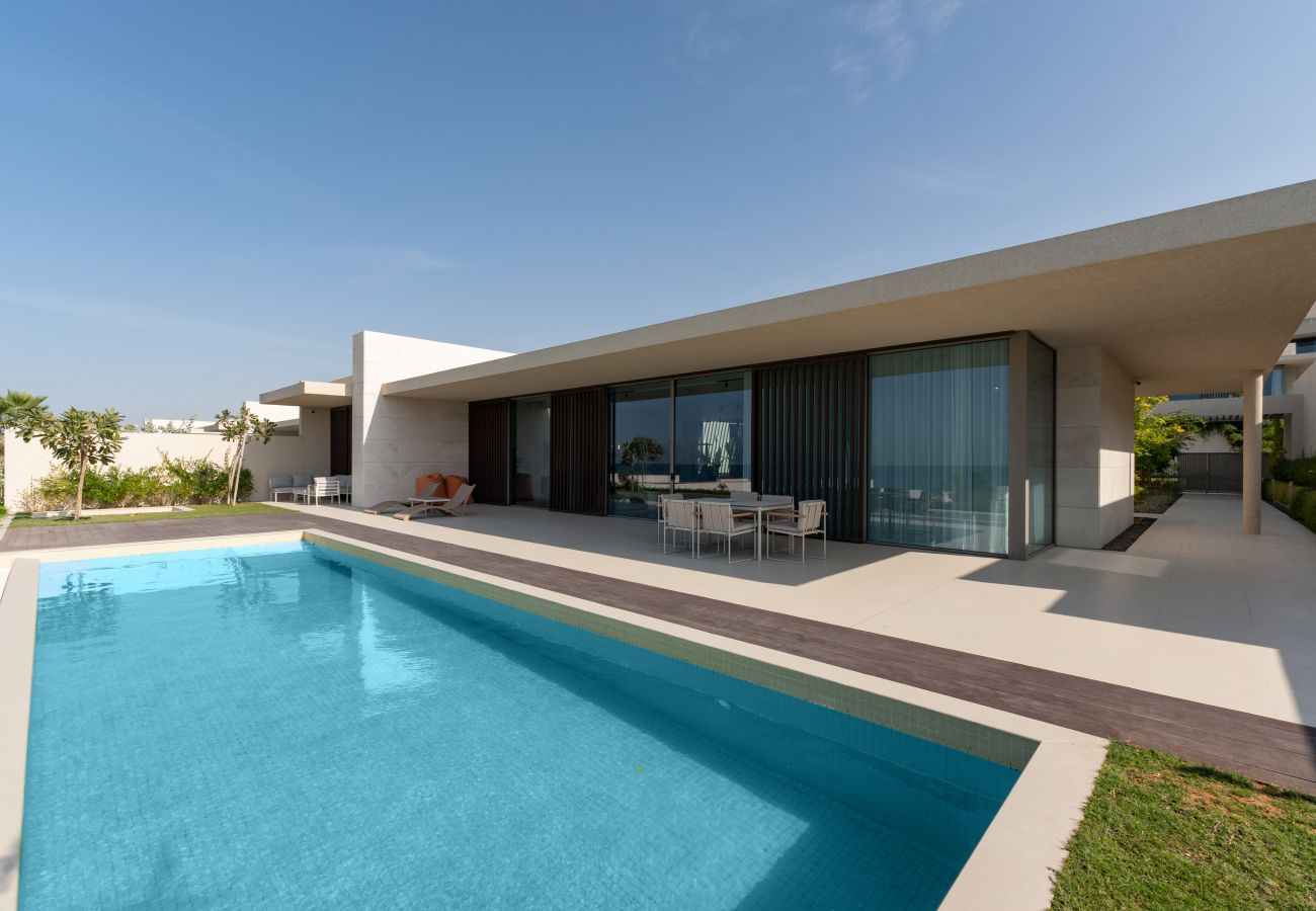Villa in Ajman - Luxe 4BR Villa | Private Pool & Beach | Al Zorah