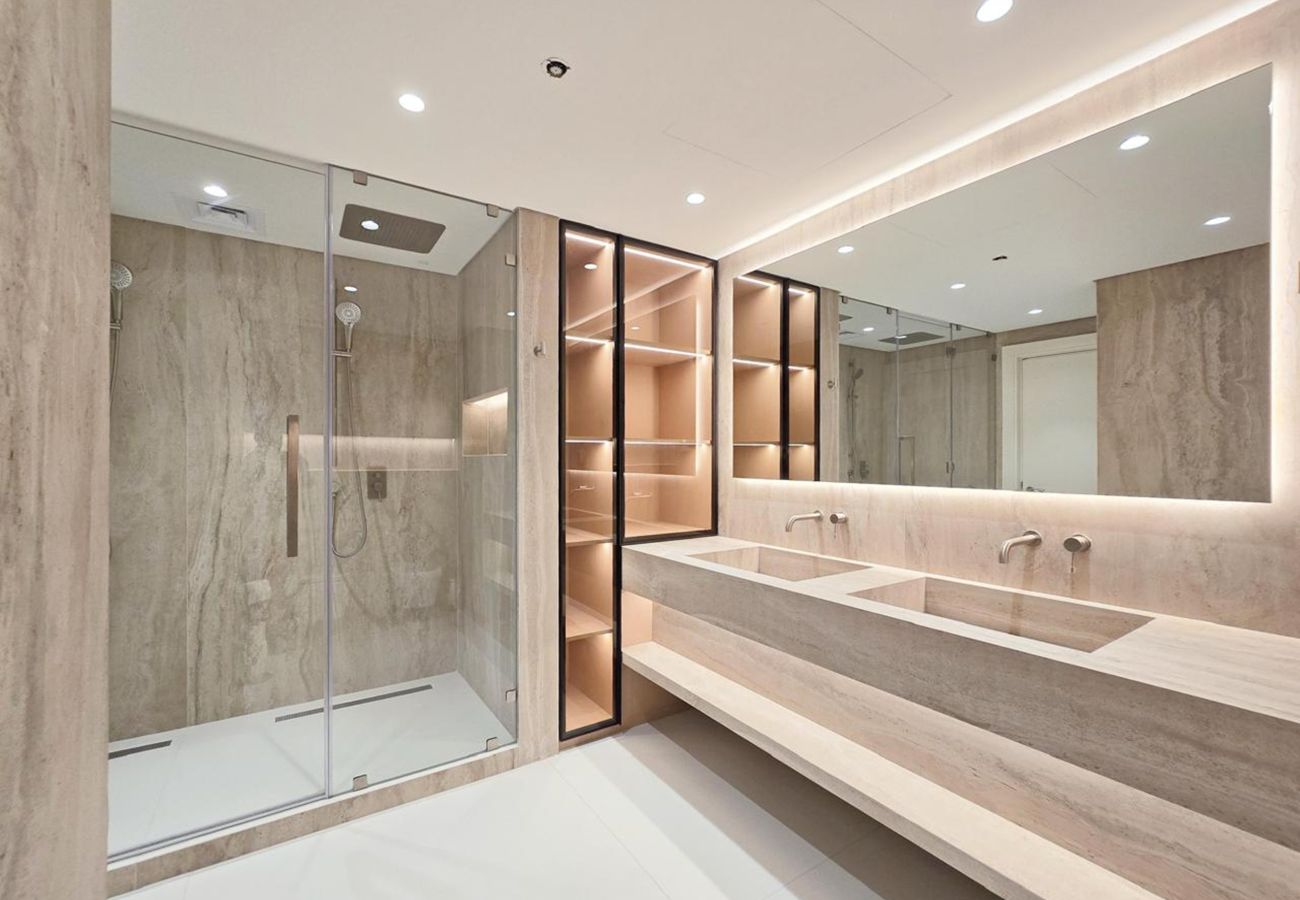 Apartment in Dubai - Modern Palm 2BR | Panoramic Frond & Yacht Views