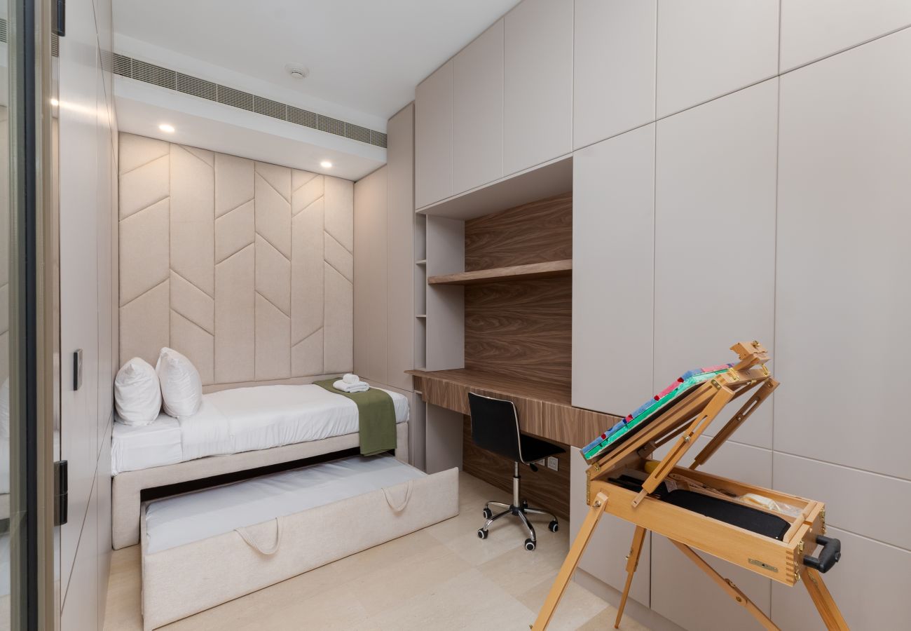 Apartment in Dubai - Chic 2BR Palm Living w/ Beach Access