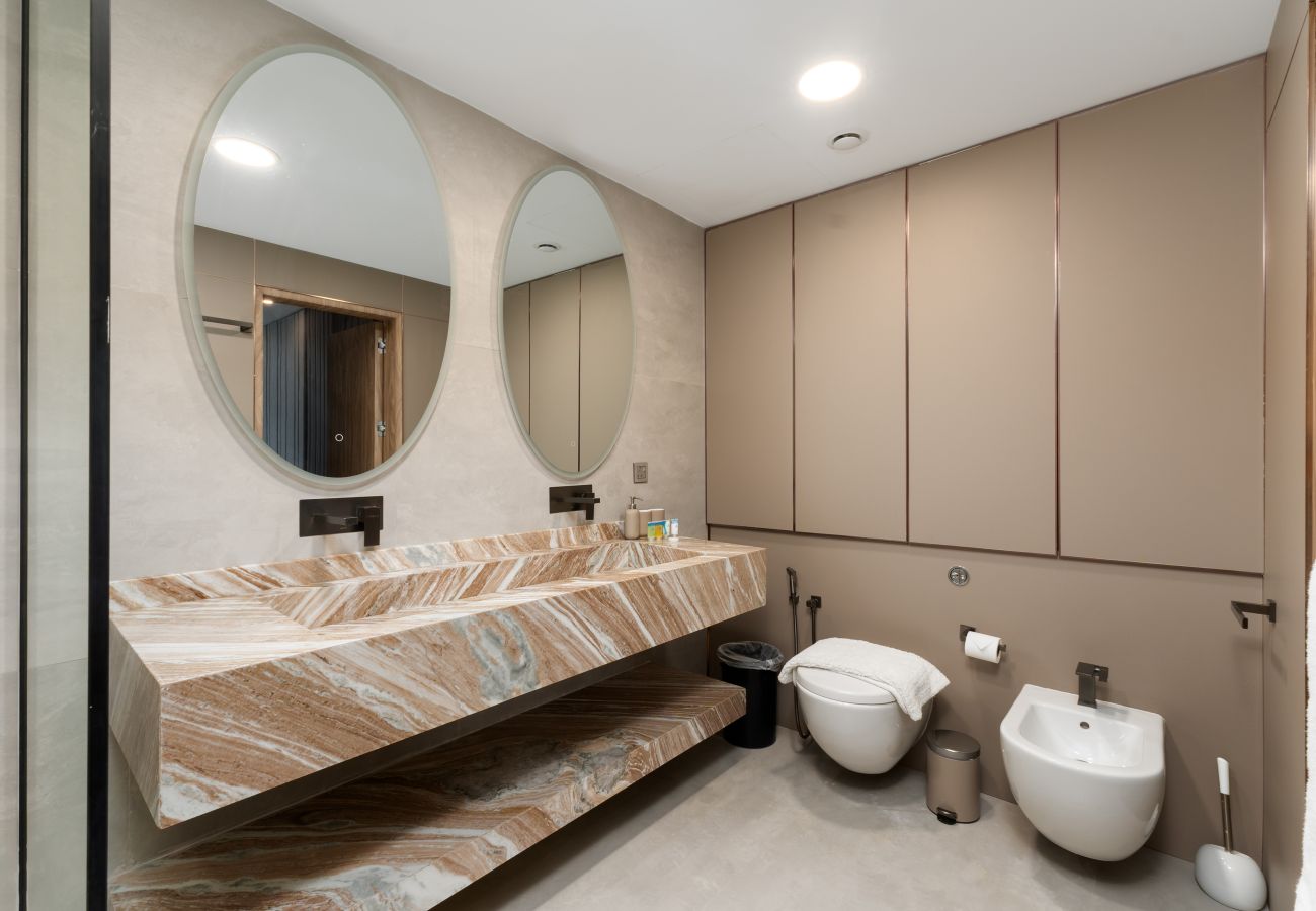 Apartment in Dubai - Chic 2BR Palm Living w/ Beach Access