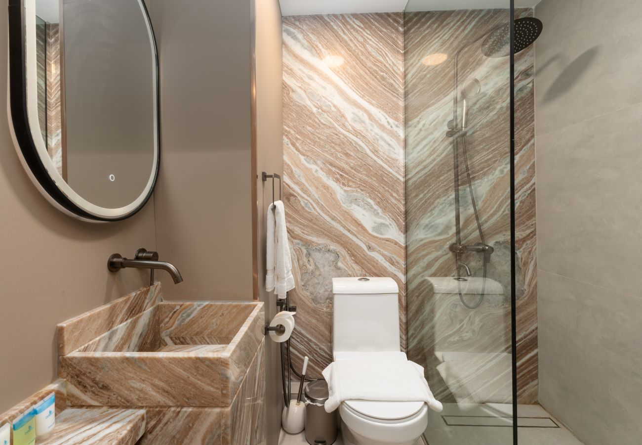 Apartment in Dubai - Chic 2BR Palm Living w/ Beach Access