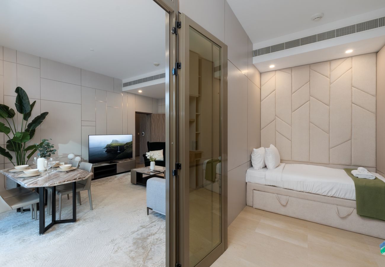 Apartment in Dubai - Chic 2BR Palm Living w/ Beach Access