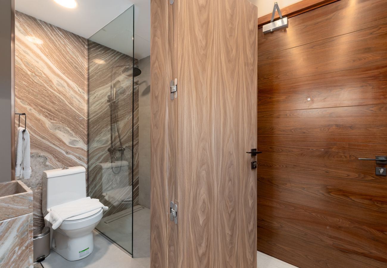 Apartment in Dubai - Chic 2BR Palm Living w/ Beach Access