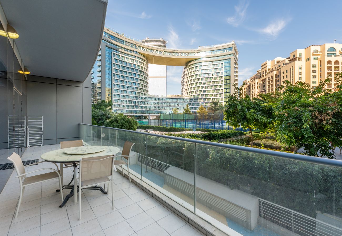 Apartment in Dubai - Chic 2BR Palm Living w/ Beach Access