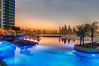 Apartment in Dubai - Chic 2BR Palm Living w/ Beach Access