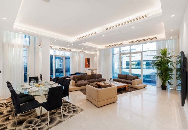Apartment in Dubai - 4BR Palm Penthouse: Private Pool & Beach Access
