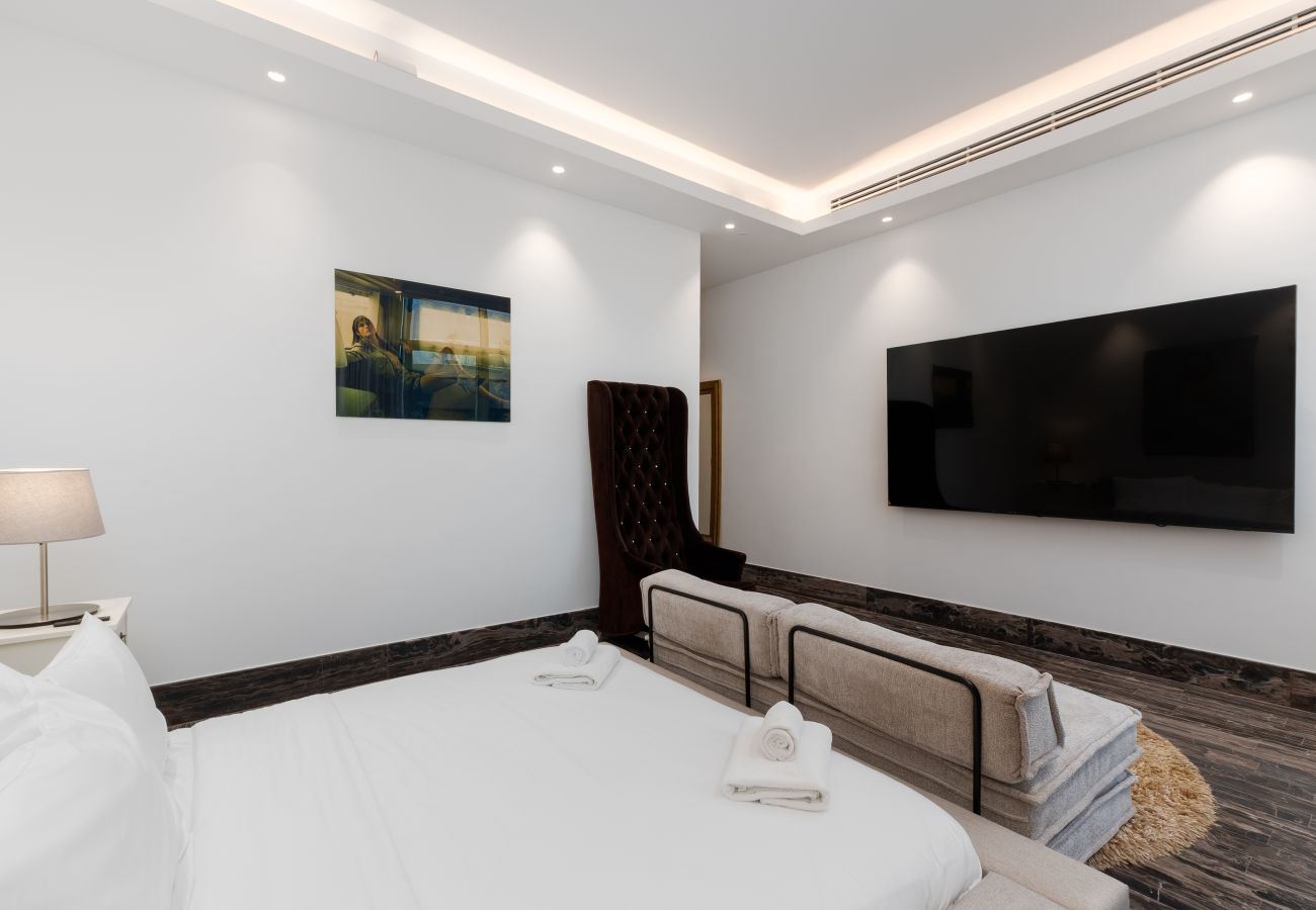 Apartment in Dubai - 4BR Palm Penthouse: Private Pool & Beach Access