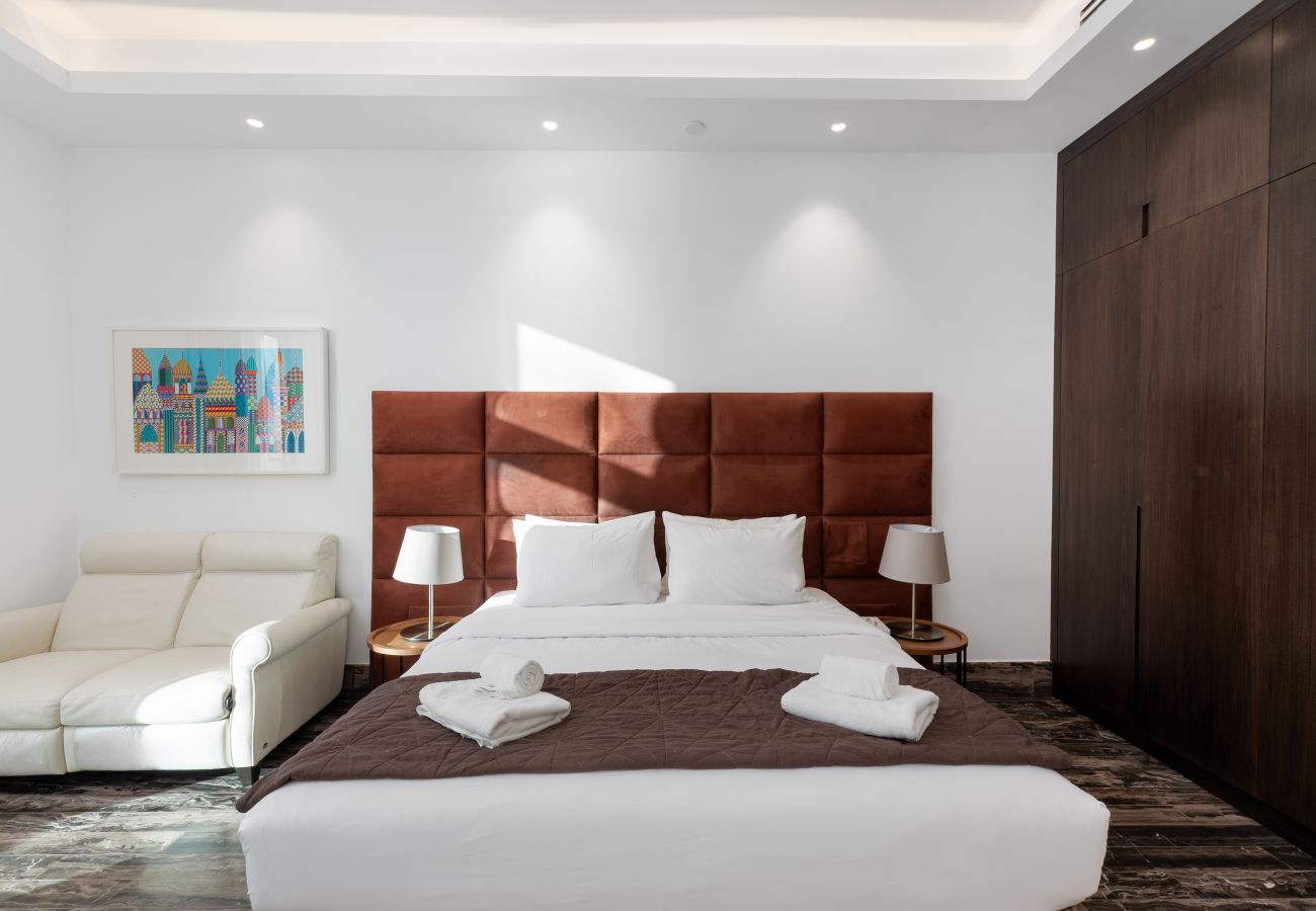 Apartment in Dubai - 4BR Palm Penthouse: Private Pool & Beach Access