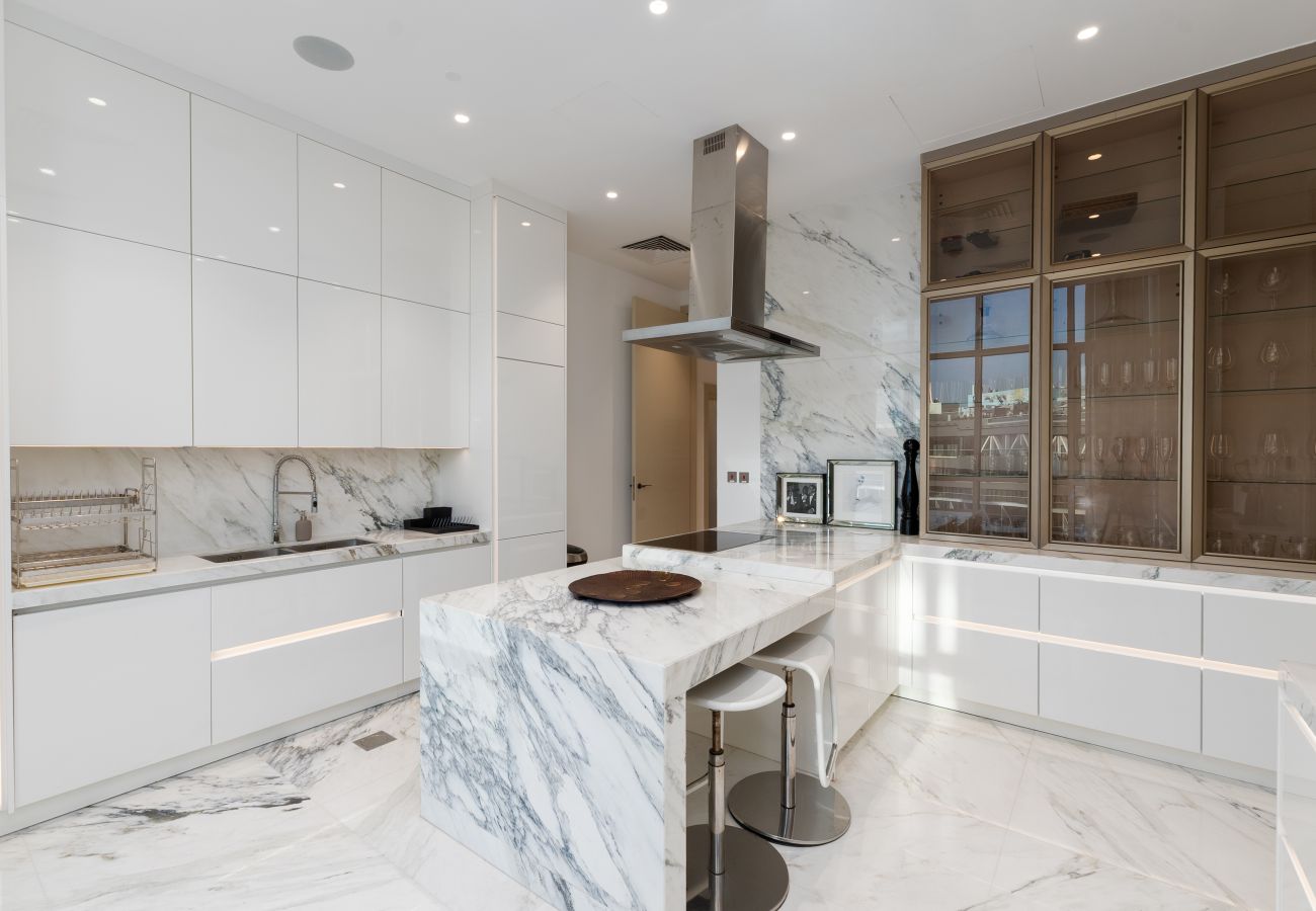 Apartment in Dubai - 4BR Palm Penthouse: Private Pool & Beach Access