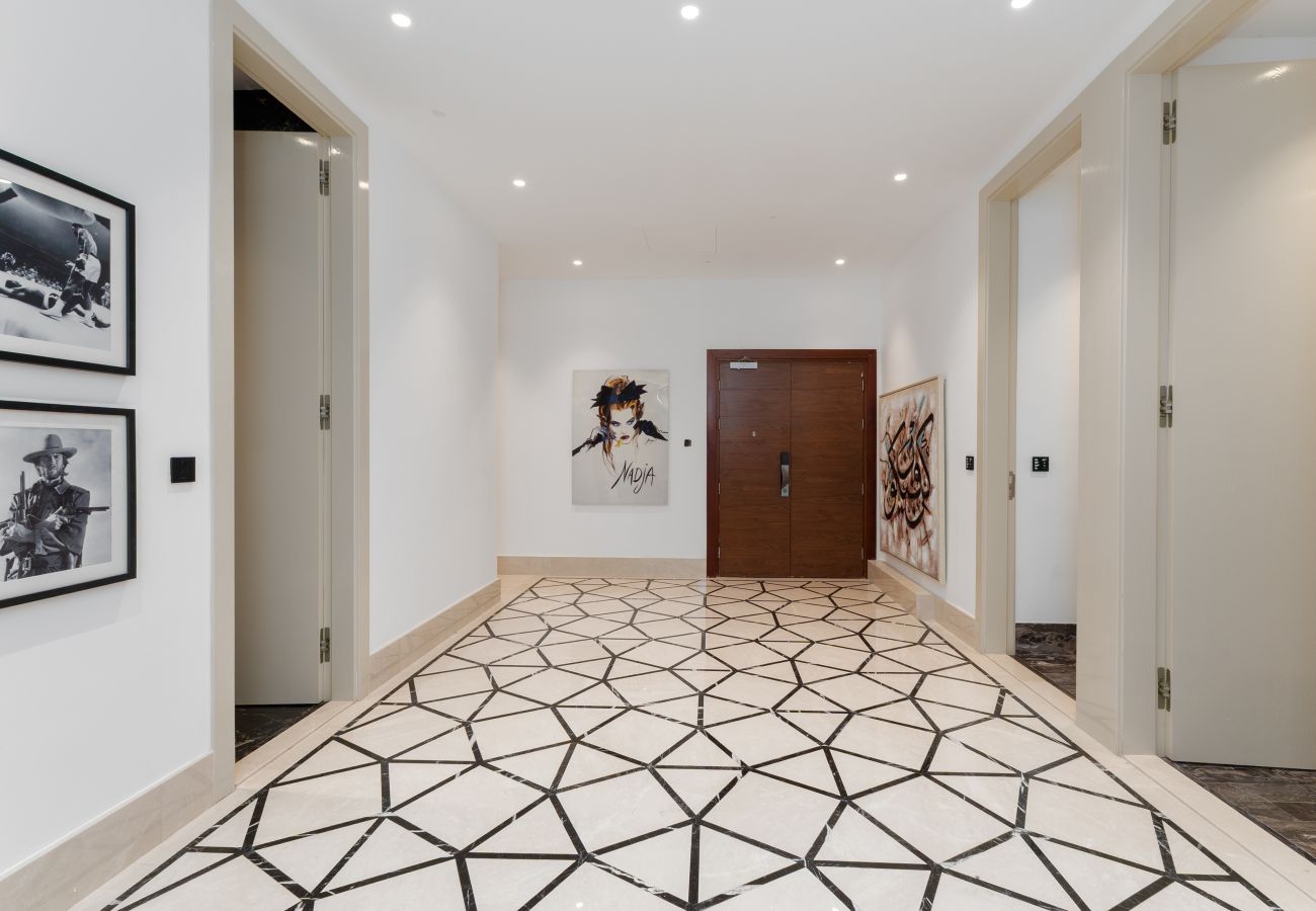 Apartment in Dubai - 4BR Palm Penthouse: Private Pool & Beach Access