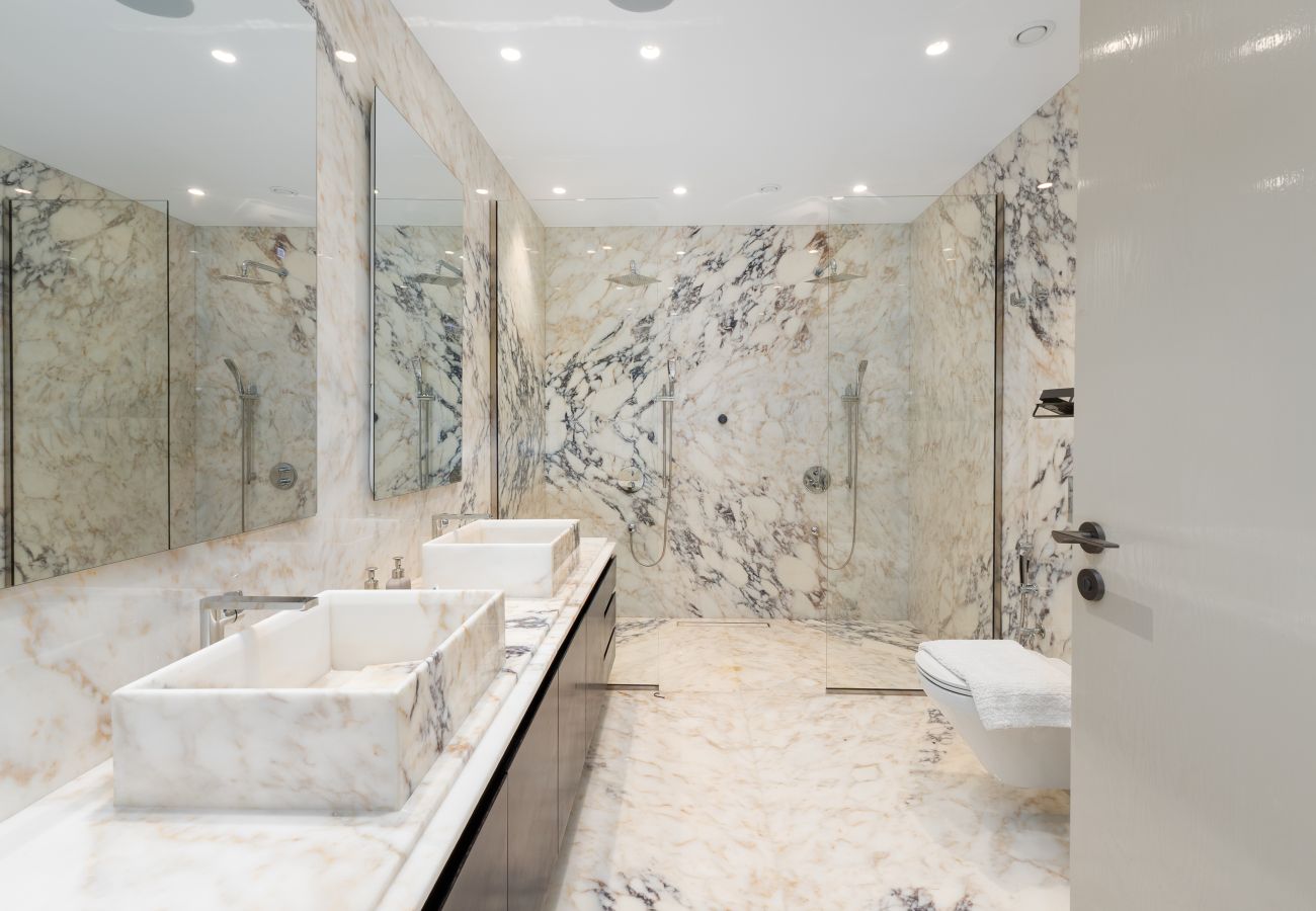 Apartment in Dubai - 4BR Palm Penthouse: Private Pool & Beach Access