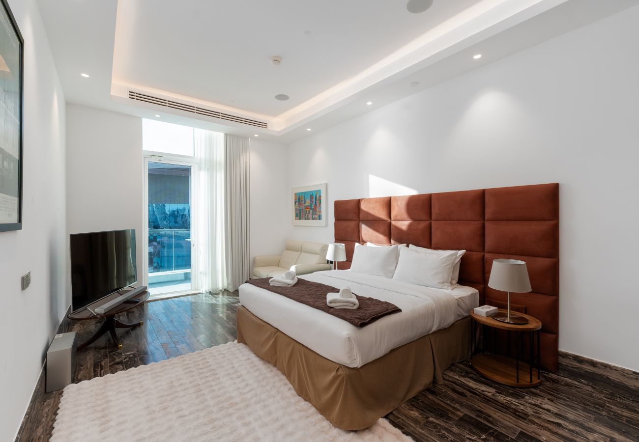 Apartment in Dubai - 4BR Palm Penthouse: Private Pool & Beach Access