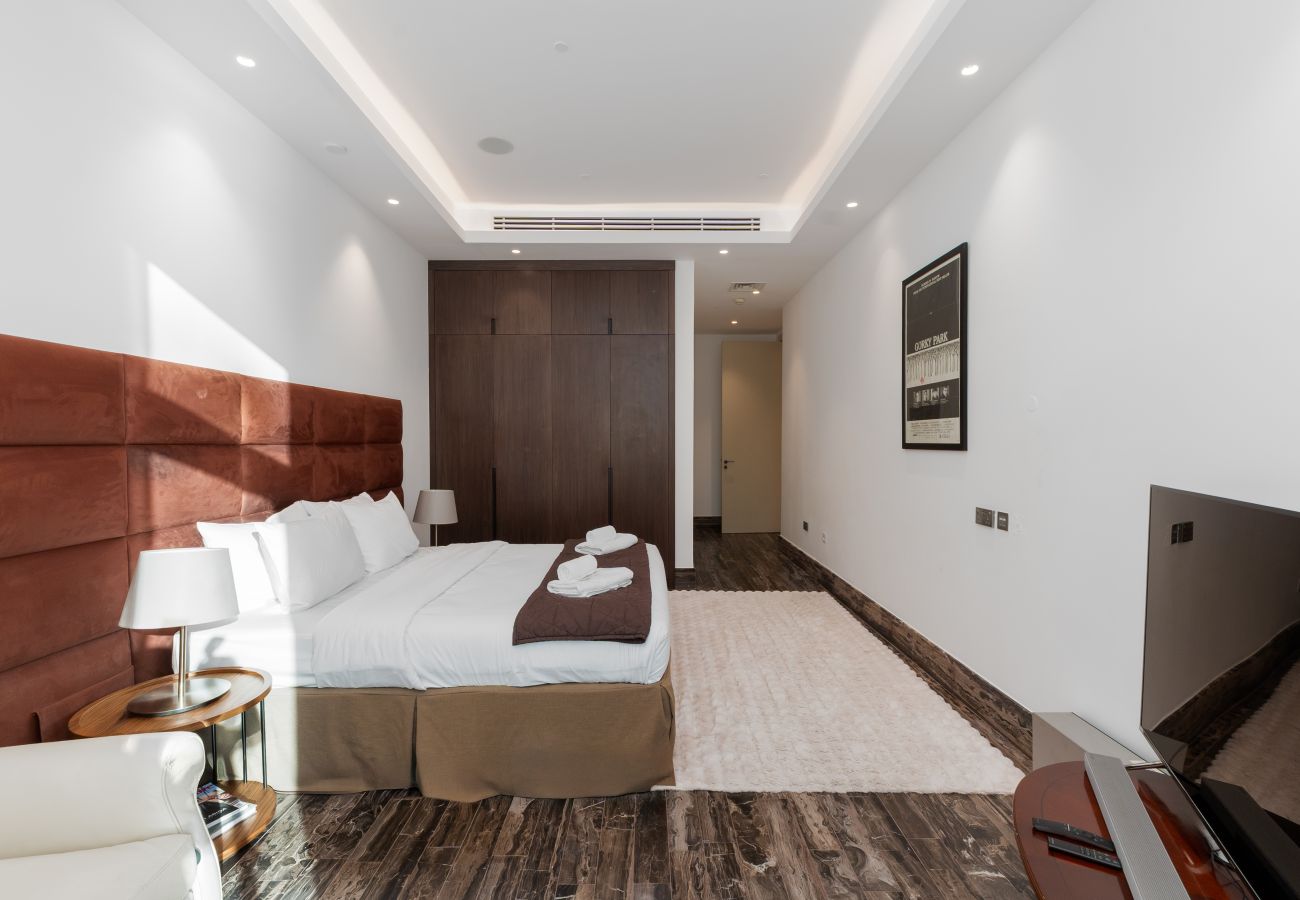 Apartment in Dubai - 4BR Palm Penthouse: Private Pool & Beach Access